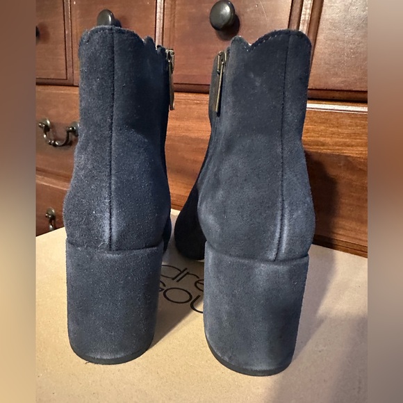 Beautiful practically NIB Andre Assous Sylvania blue suede booties. - Picture 10 of 12